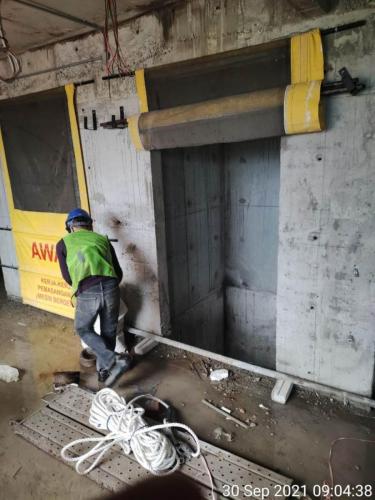 Block B - lift installation in progress.