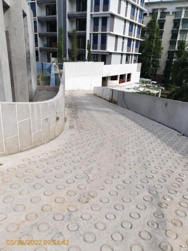 Exit ramp from LG1 to main entrance.