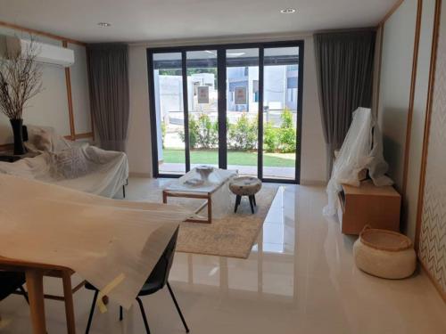 Show Unit - Living room (works completing soon).